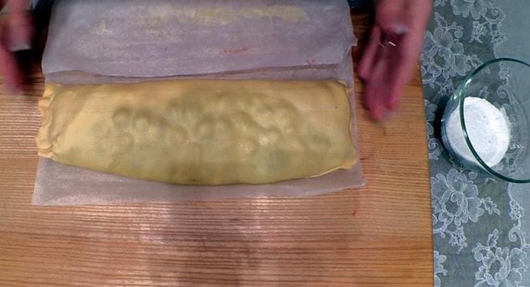 We turn the product roll, pinch the edges.