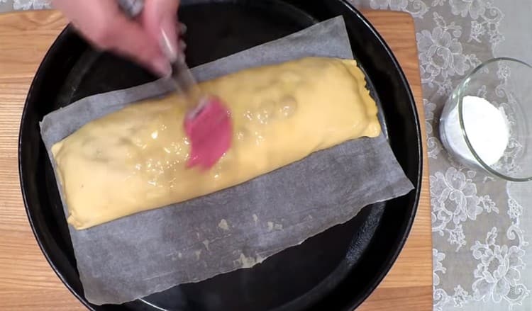 Transfer the workpiece to a baking sheet, grease with oil.