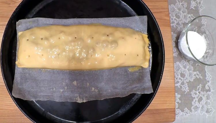 We make a few punctures on the strudel.