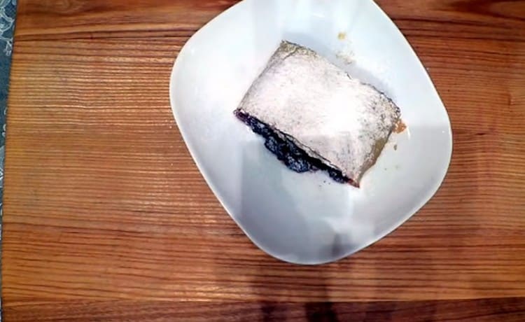 When serving such a dessert, you can sprinkle with powdered sugar.