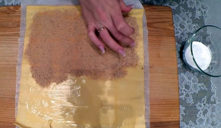 On the part of the test where the filling will be, pour the breadcrumbs.