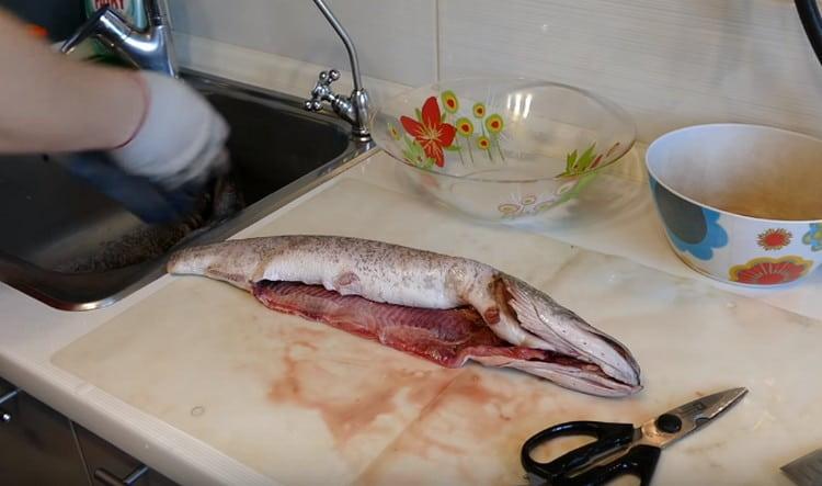 Clean the pike from the scales, rinse, gut.