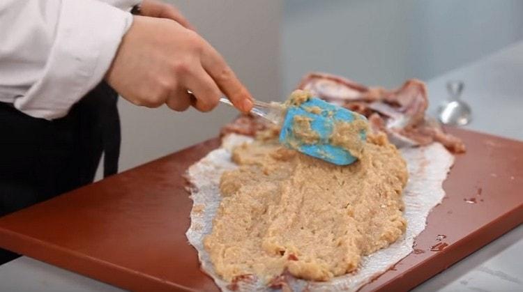 The rest of the stuffing is evenly distributed on the skin of the pike.