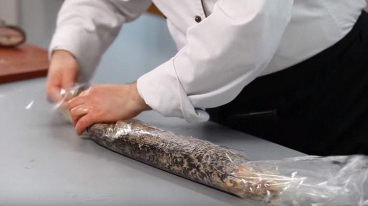 We fold the sleeve very tightly, fix the tips.