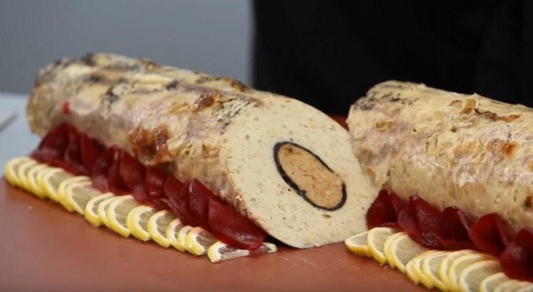 Such a stuffed pike baked in the oven will definitely attract attention during a feast.