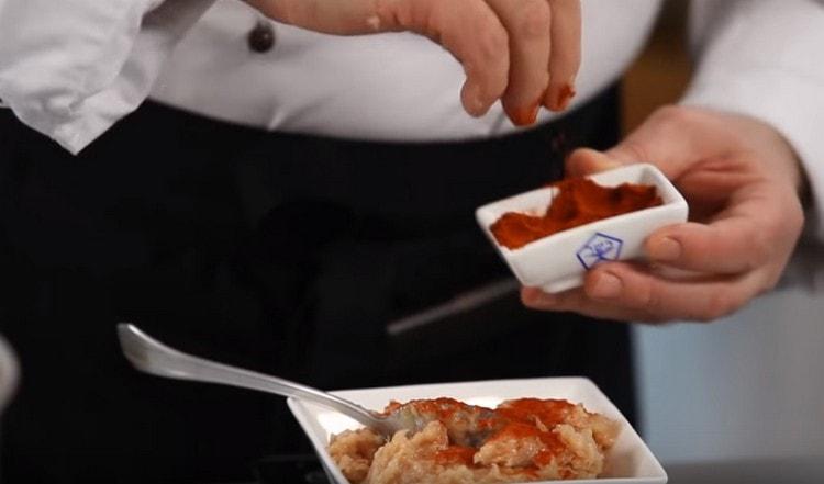 Having separated about 10% of the minced meat, add sweet paprika to it.