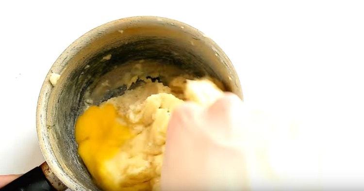 In a slightly cooled dough, add 3 eggs one at a time.