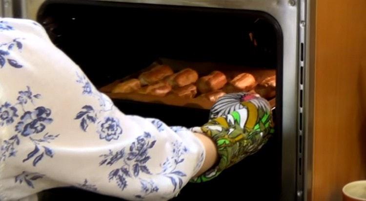 We send the baking sheet to the eclairs in the oven.