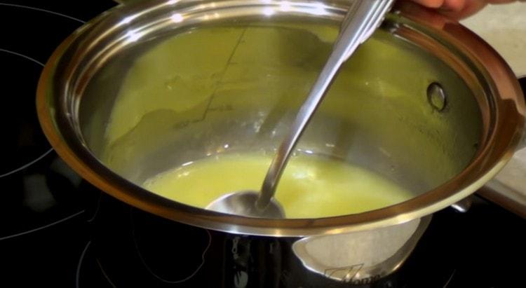 We put the mass on the fire and boil until thick.