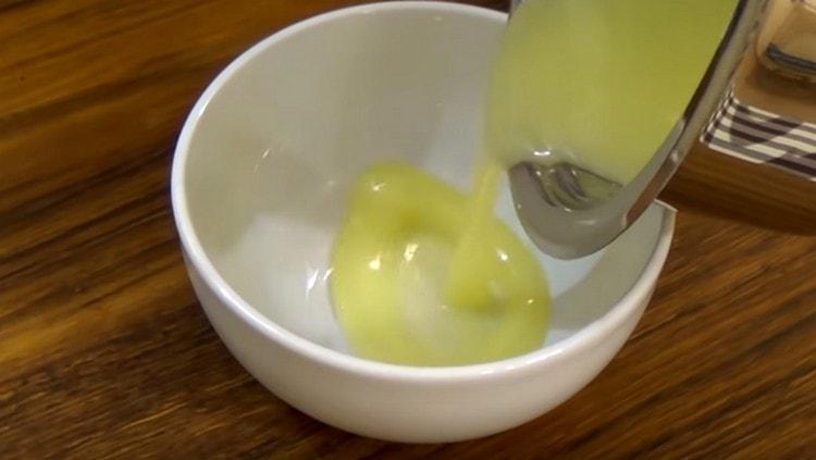 Pour the finished syrup into another container and lettuce.