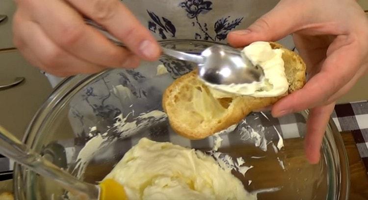 We cut the eclairs along half and fill with cream.