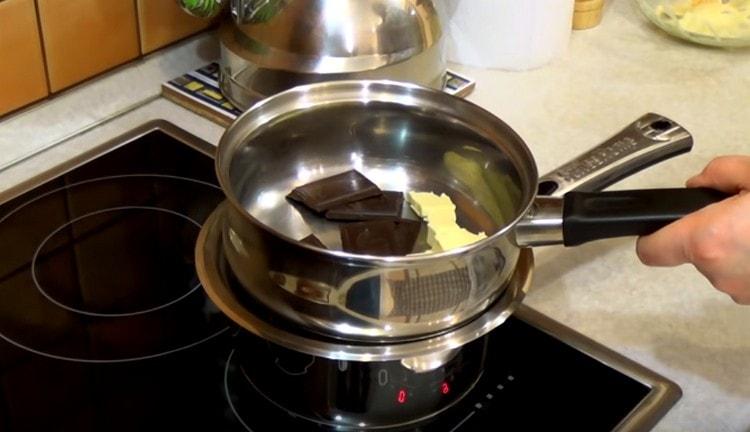 In a water bath, melt the chocolate with butter, mix.