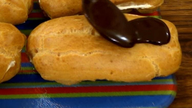 Grease the cakes with chocolate cream.