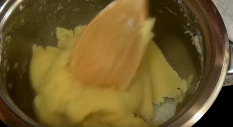 Stir the dough until traces of it remain on the walls of the dishes.