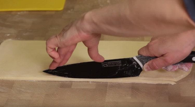 We cut off the uneven edges of the dough, forming a rectangle.