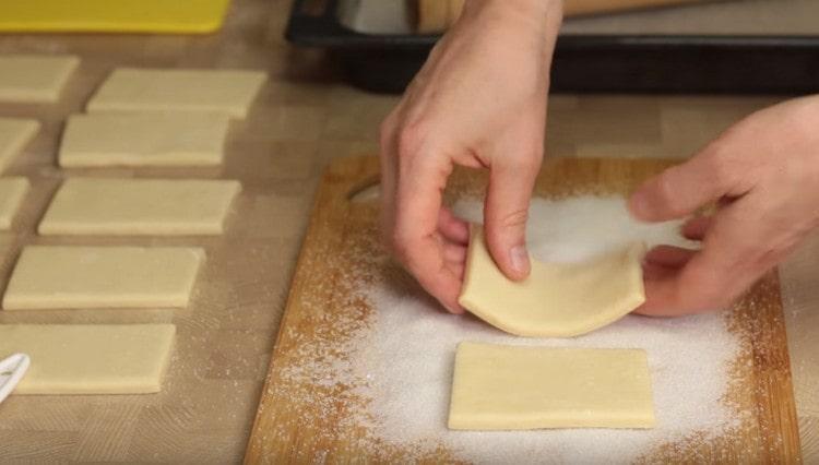 We spread the blanks on flour sprinkled with sugar.