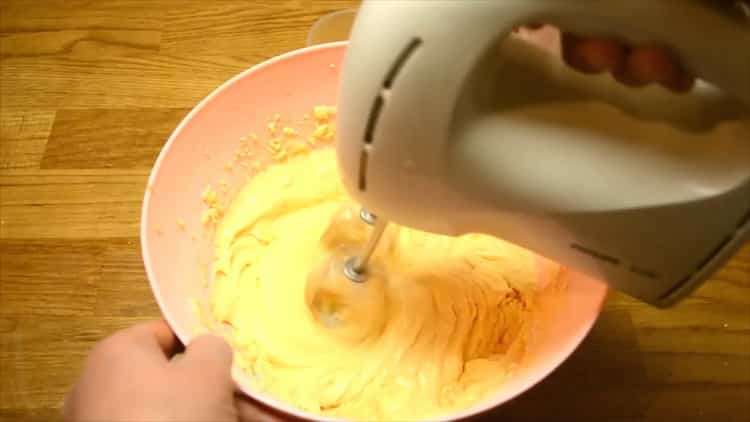 Beat the eggs to make an orange muffin