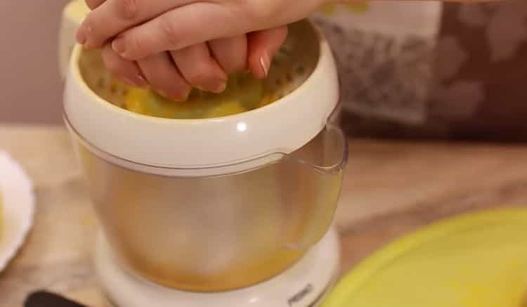 To make an orange cake, squeeze the juice