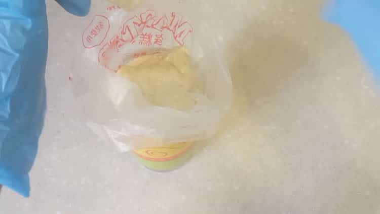 To prepare banana cupcakes, prepare the ingredients for the cream