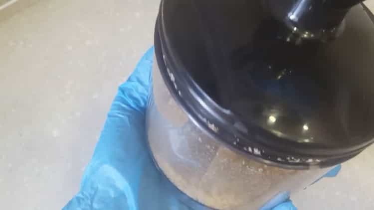 Grind the ingredients to make banana cupcakes.