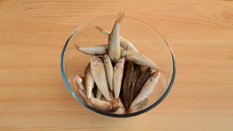 Salt the fish to make red mullet