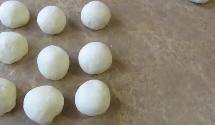 To prepare the whites in the oven, divide the dough