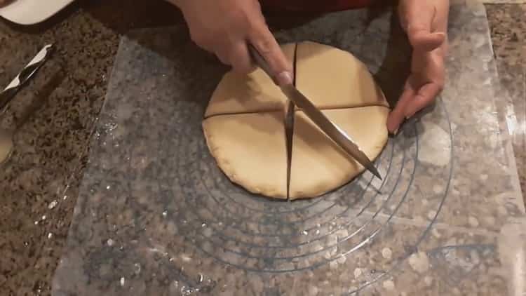 To make a brooch rolls, cut the dough.