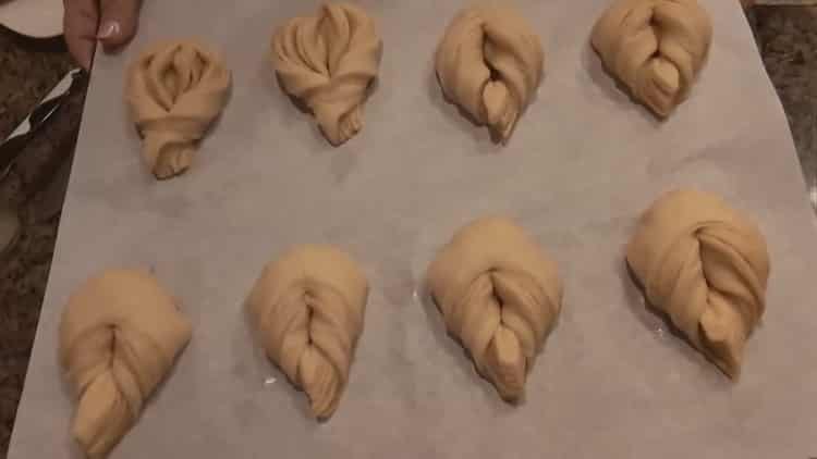 To make brooch buns, form buns