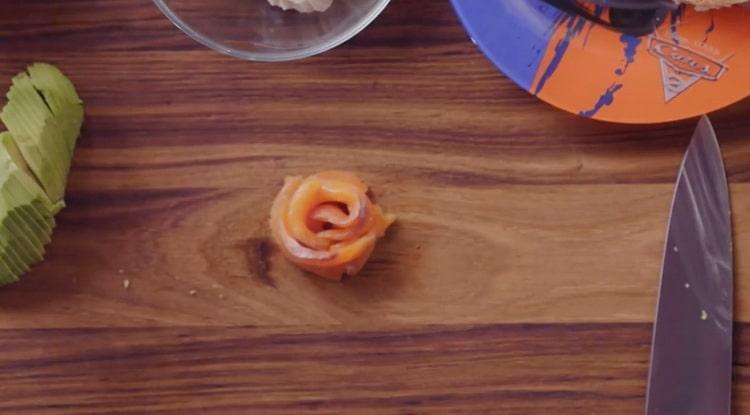 To make salmon bruschetta, make a rose