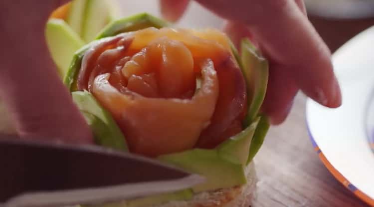 To make salmon bruschettas, form a rose