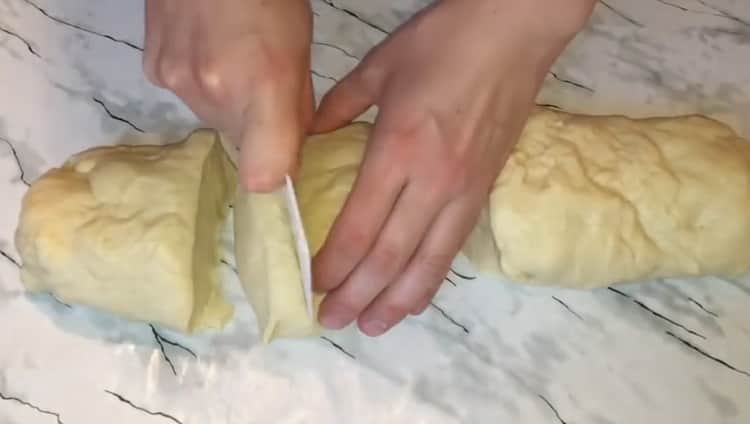 To make buns with boiled condensed milk, cut the dough