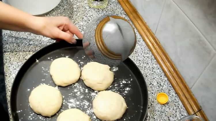 To make buns in milk, prepare a baking sheet