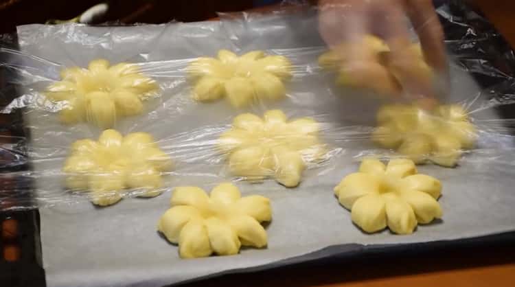 To make buns with jam, cover with foil