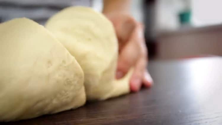 To make buns with poppy seeds, cut the dough