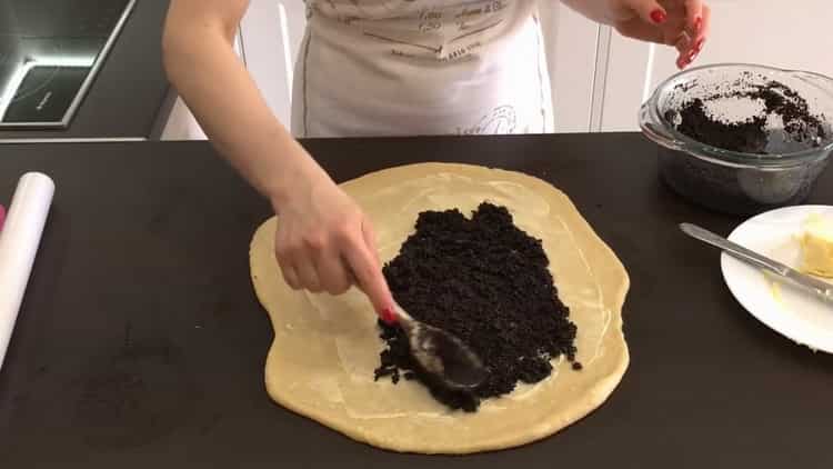 To prepare yeast buns with poppy seeds, put the filling on the dough