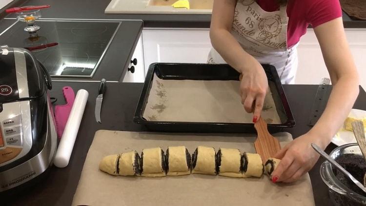 To make yeast buns with poppy seeds, chop the roll