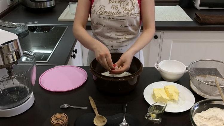 To make yeast buns with poppy seeds, prepare the ingredients