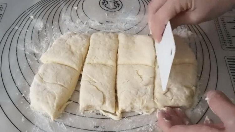 To make buns with cottage cheese, cut the dough