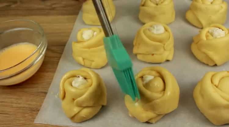To make buns with cottage cheese from yeast dough, grease the dough with an egg