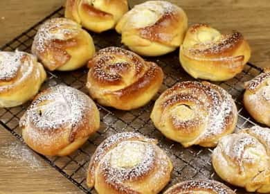 How to learn how to cook delicious buns with cottage cheese from yeast dough