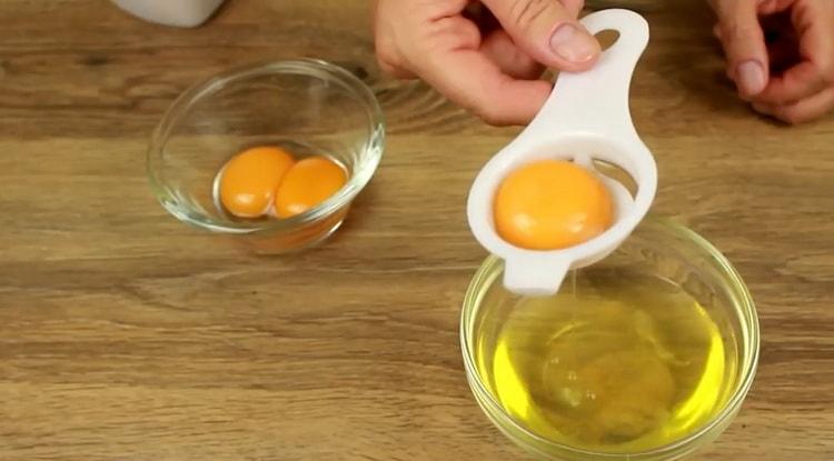 To prepare buns with cottage cheese from yeast dough, separate the proteins from the yolks