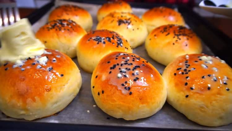 For cooking booths with apples, oil the buns