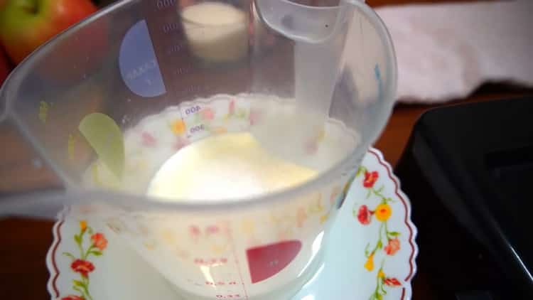 Prepare the ingredients to make apple booths