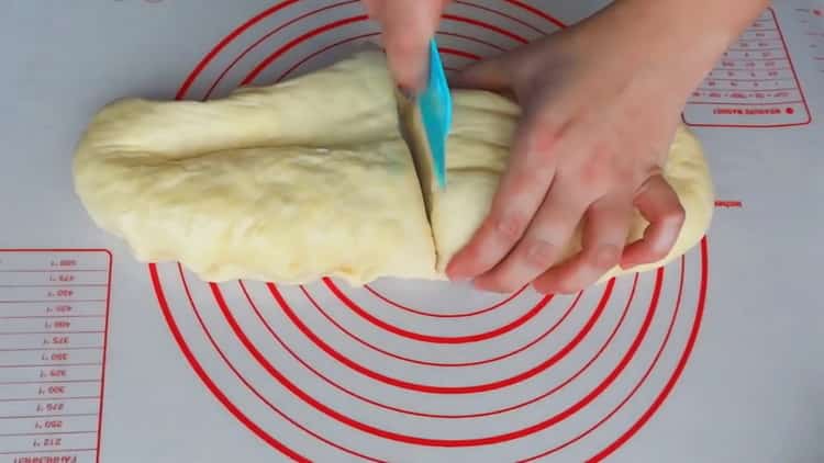 To make buns of hearts with sugar, cut the dough