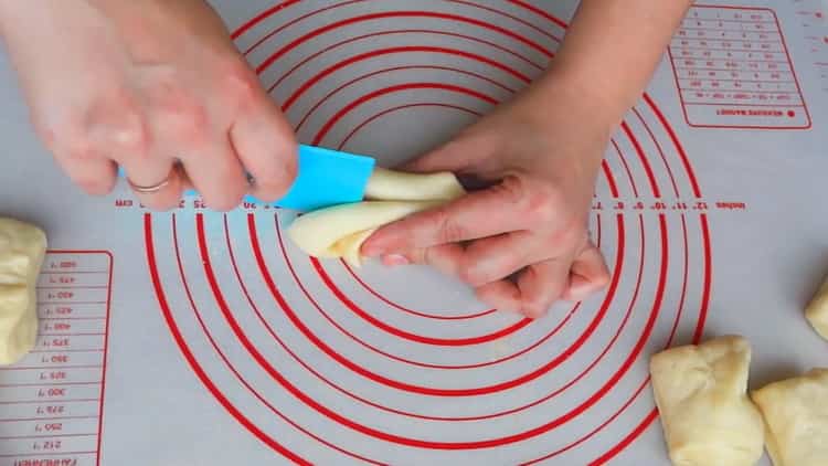 For the buns of hearts with sugar, form the dough