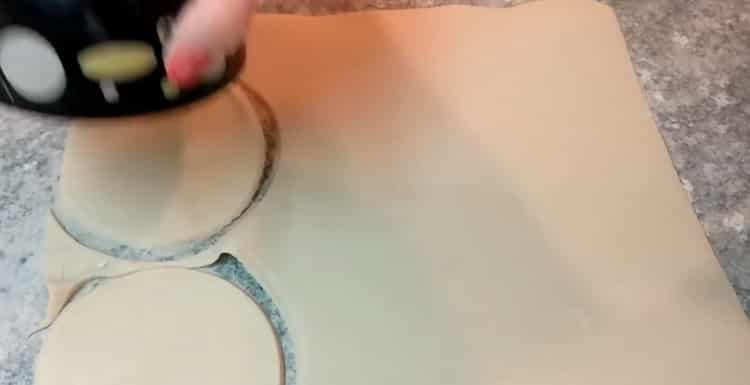 To make cheesecakes with cottage cheese, cut the dough