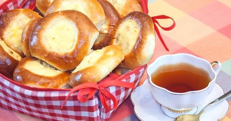 cheesecakes with cottage cheese from yeast dough is ready