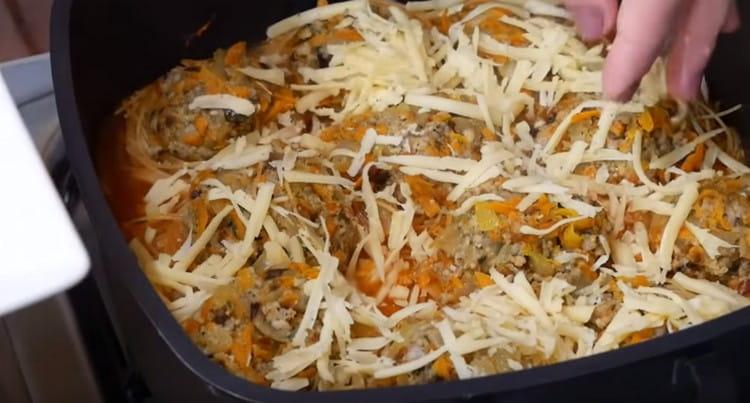 At the end of cooking, sprinkle the dish with grated cheese.