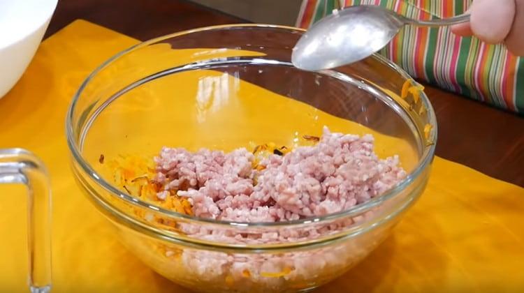 Stir fried vegetables with minced meat.