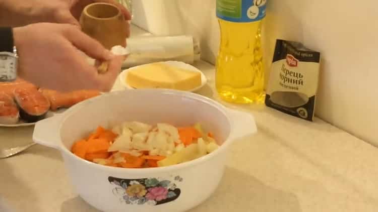 Mix the ingredients for cooking.